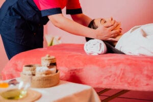 Vorteile & Techniken der Gesichtsmassage: Entspannung und Schönheit auf natürliche Weise